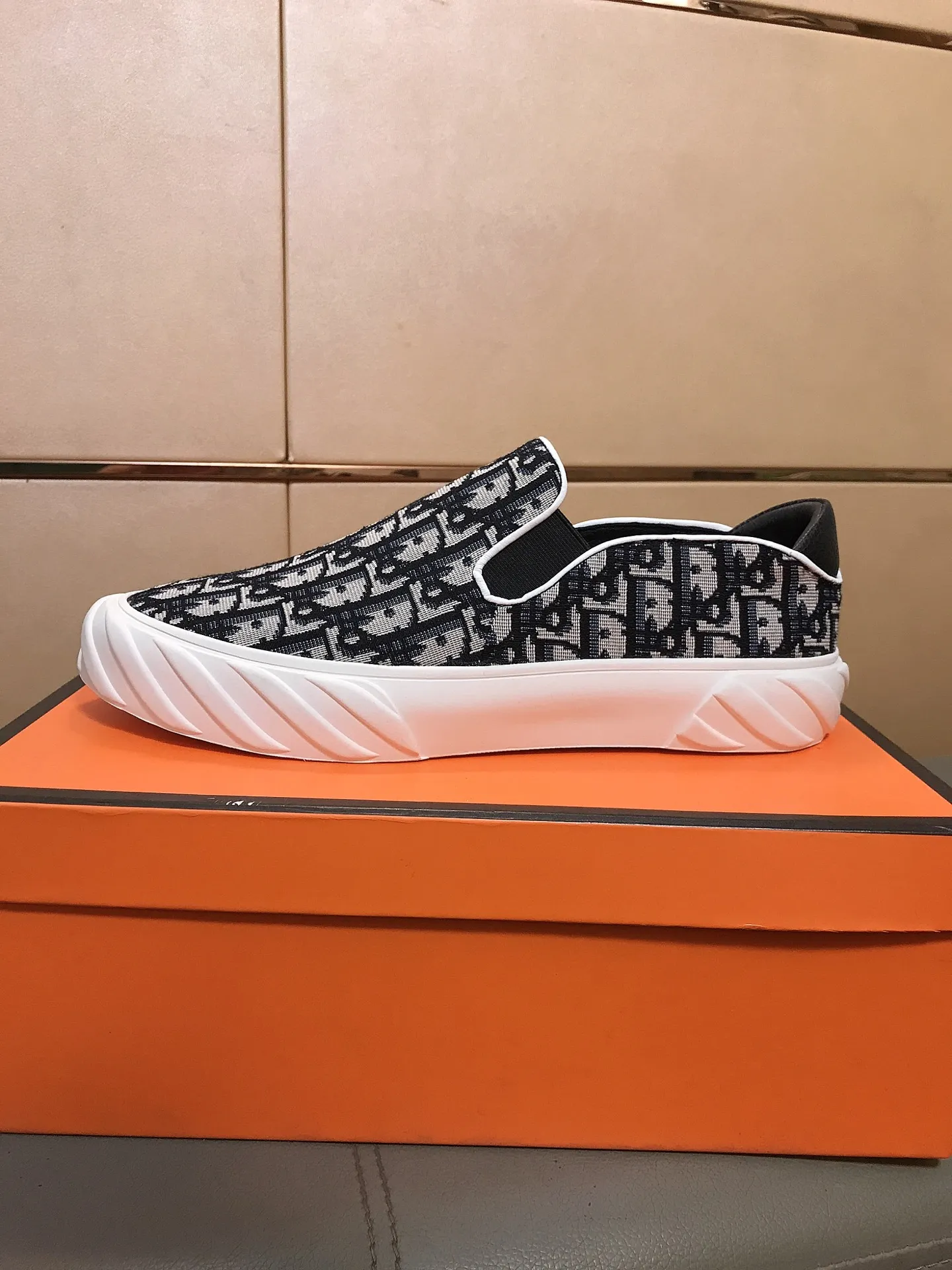 Factory price 380 👉👉[Dior] Dior’s latest model is carefully crafted and set off the audience! An international brand that continues to innovate. This men's high-top all-season casual shoe is made of brand printed material on the upper, pigskin lining and rubber non-slip outsole. It is breathable and comfortable and speaks for itself with quality👄 Size: 38-44